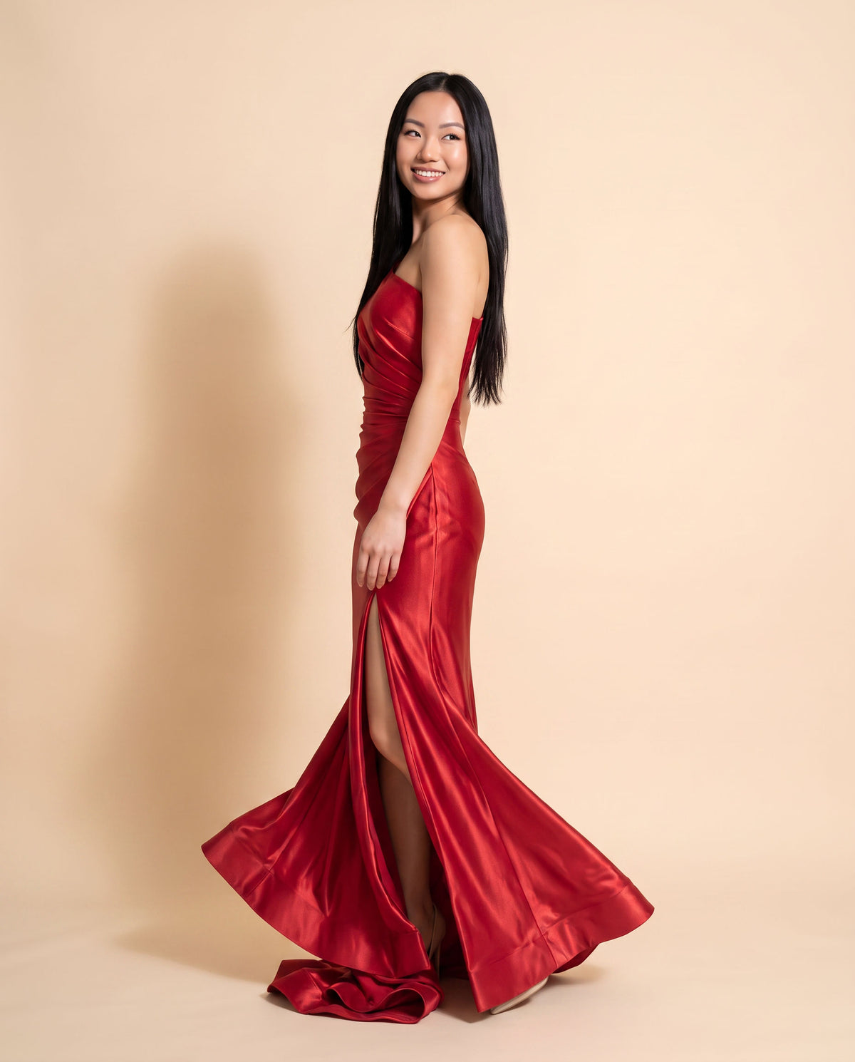 Robe Une Bretelle Avec Fente Rouge