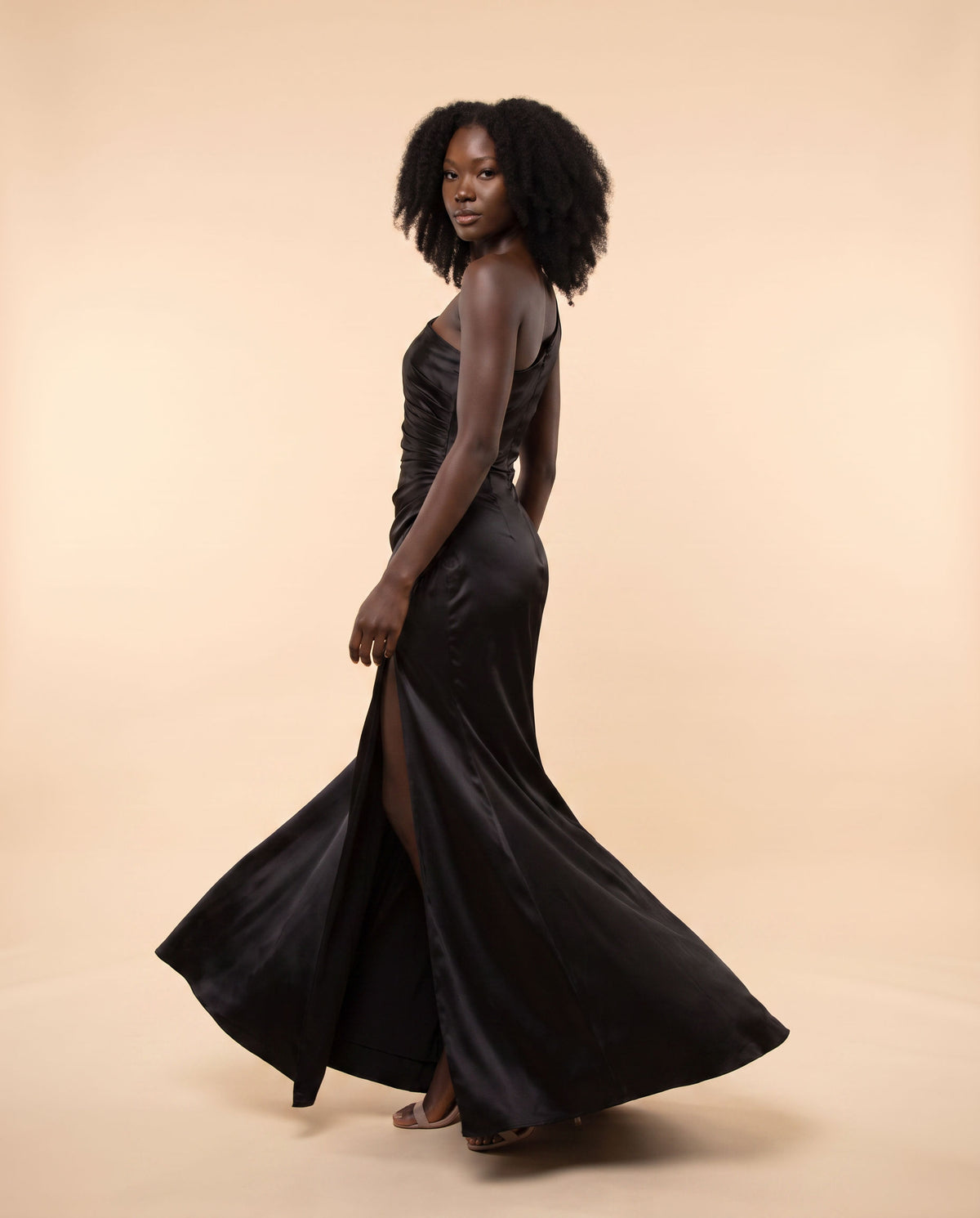 Robe Une Bretelle Avec Fente Noire