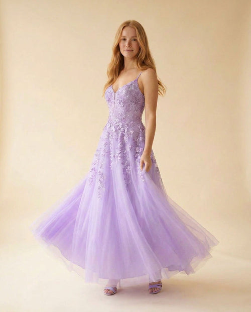 Robe de bal sans bretelles lilas à bustier corset et broderie florale sur une jupe de tulle évasée, présentée sur mannequin.