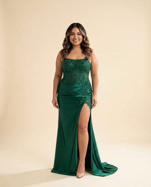 Robe de bal sirène vert émeraude sans bretelles à bustier corseté en dentelle perlée, jupe en satin avec fente haute et traîne.