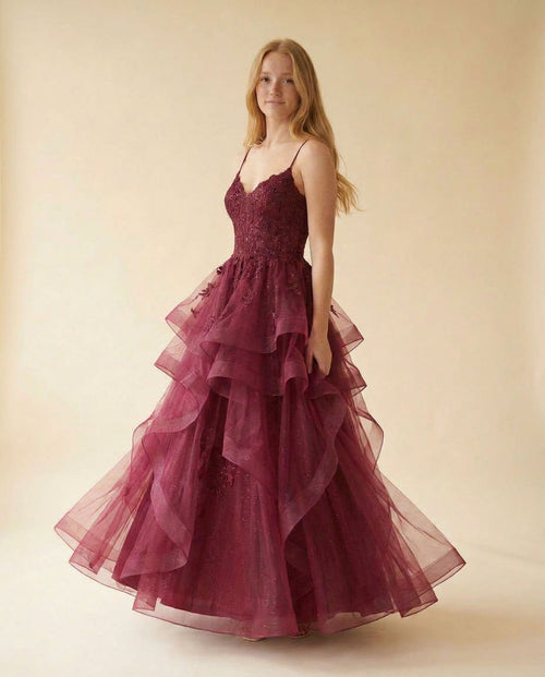 Robe de bal bourgogne à bustier de dentelle florale, décolleté cœur et fines bretelles, avec ample jupe de tulle à étages froncés, vue de face.