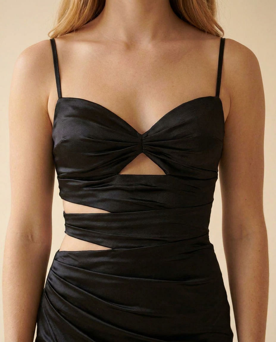 Robe Ajustee Avec Ouverture Noire