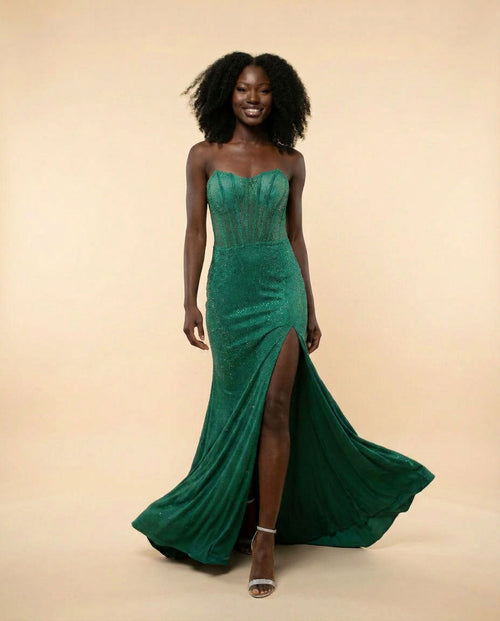 Robe de bal sirène émeraude ajustée à décolleté cœur, fines bretelles et fente haute sur la jambe.