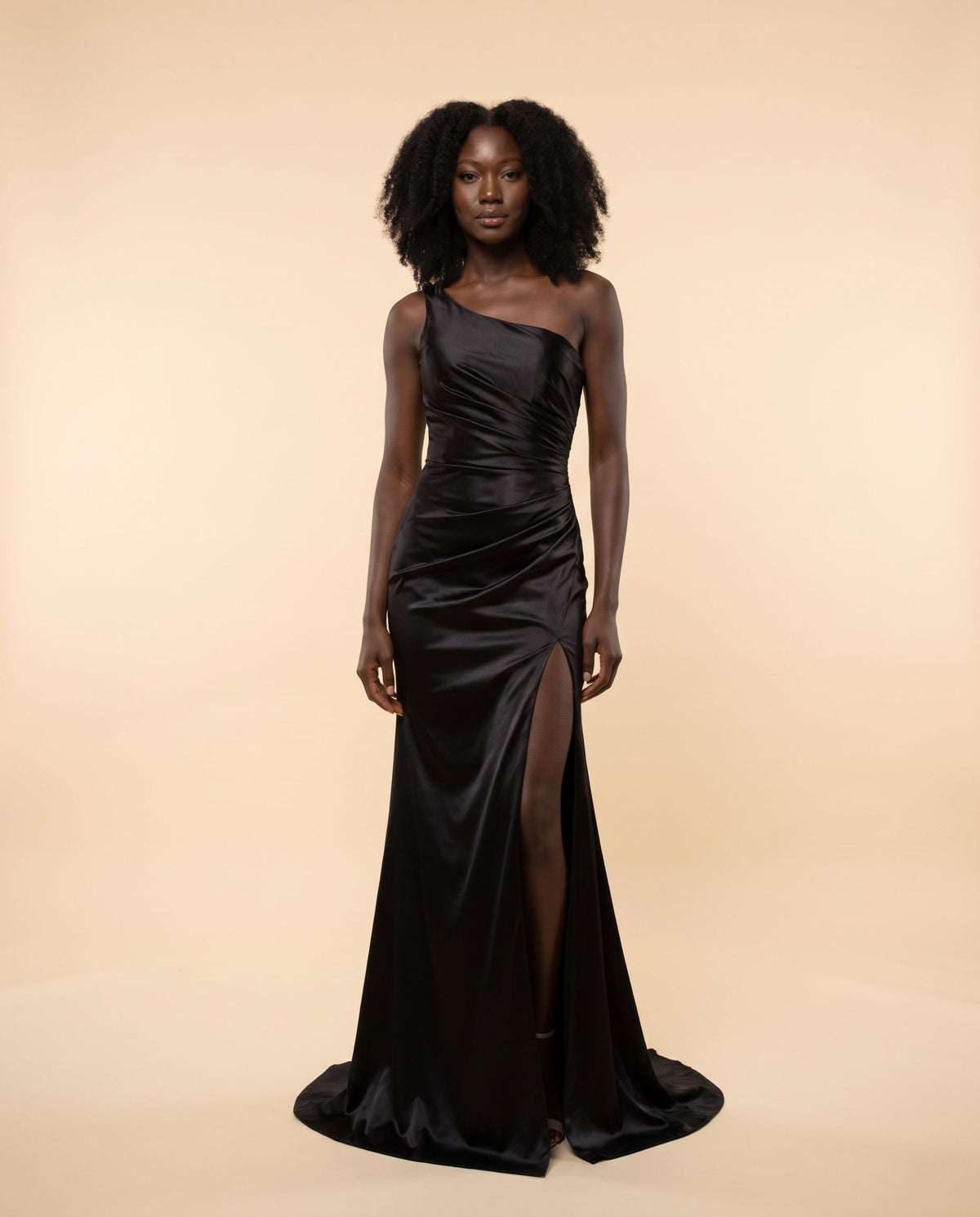 Robe Une Bretelle Avec Fente Noire