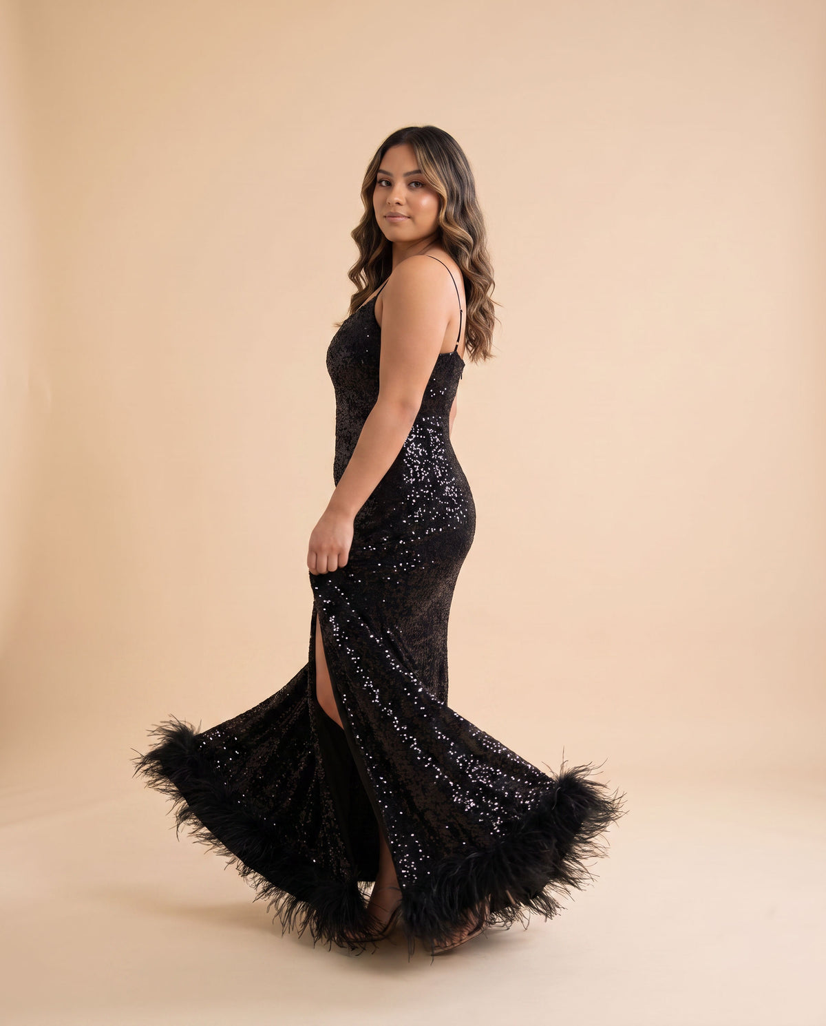 Robe À Paillette Avec Plumes D'autruche Noire