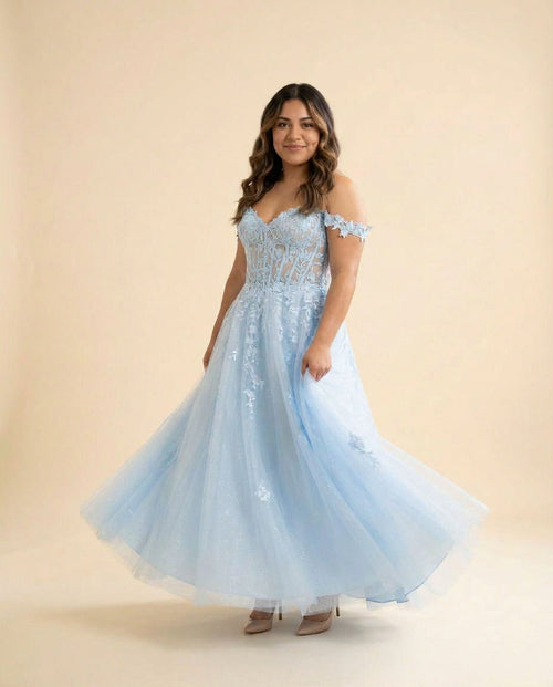 Robe de bal bleu ciel à bustier corset transparent orné d'appliqués floraux, bretelles tombantes et jupe de tulle scintillant, vue de face.