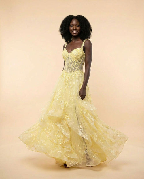 Robe de bal à corset de dentelle florale et jupe de tulle à étages froncés, présentée sur mannequin en boutique.