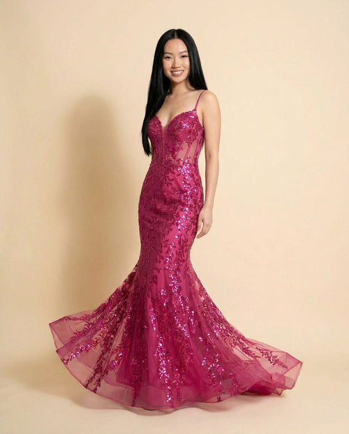 Robe de bal sirène magenta à bustier corseté transparent, décolleté en cœur, jupe brodée de paillettes florales et traîne.