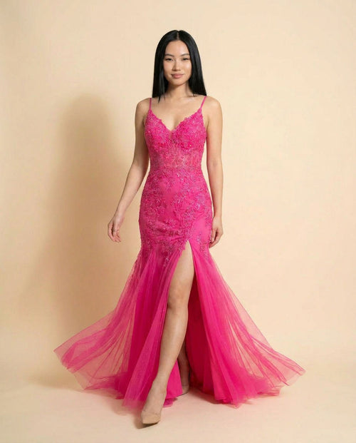 Robe de bal sirène scintillante à fines bretelles et décolleté plongeant, avec fente sur la jambe et courte traîne.
