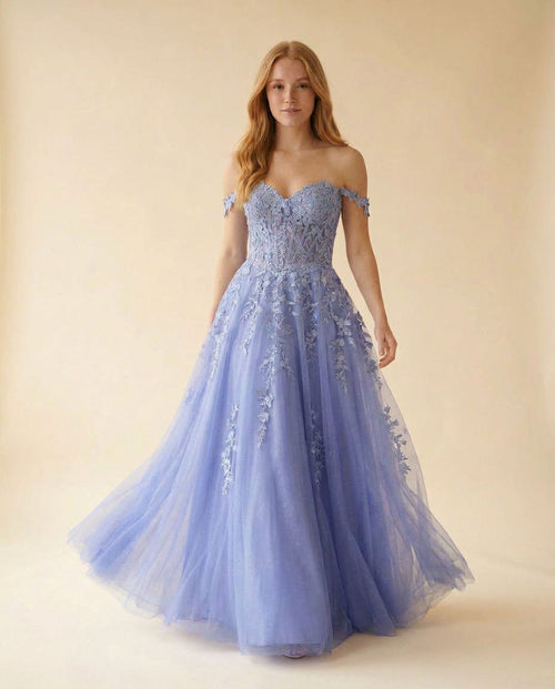 Robe de bal bleu bleuet à décolleté cœur, bustier corset transparent en dentelle florale et jupe de tulle ample.