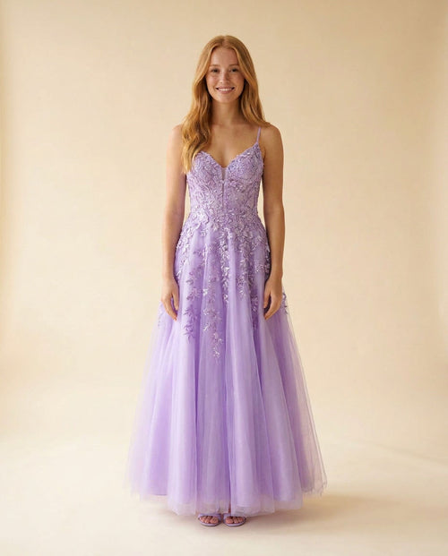 Robe de bal sans bretelles lilas à bustier corset et broderie florale sur une jupe de tulle évasée, présentée sur mannequin.