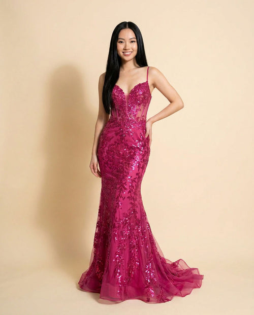 Robe de bal sirène magenta à bustier corseté transparent, décolleté en cœur, jupe brodée de paillettes florales et traîne.