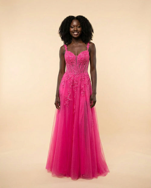 Robe de bal à fines bretelles, décolleté cœur, bustier en dentelle perlée et longue jupe de tulle scintillant sur mannequin.