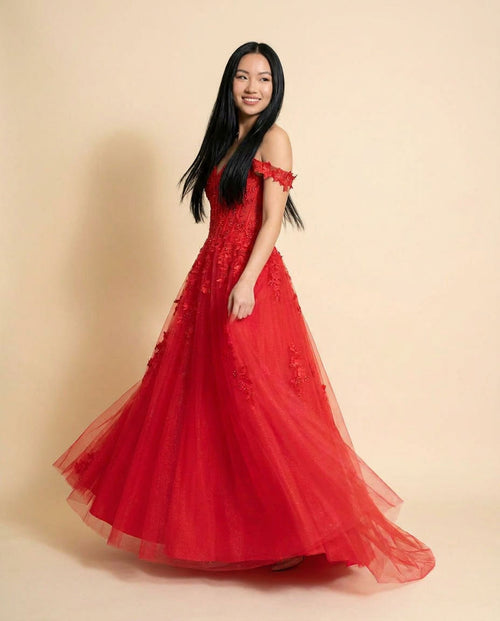 Robe de bal rouge à bustier corseté en dentelle florale, décolleté cœur, manches tombantes et ample jupe de tulle scintillant.