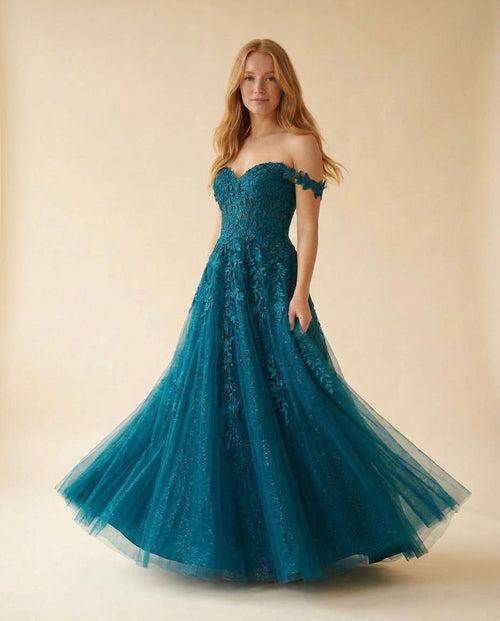 Robe de bal vert sarcelle à épaules dénudées, bustier de dentelle florale et jupe de tulle pailleté volumineuse.