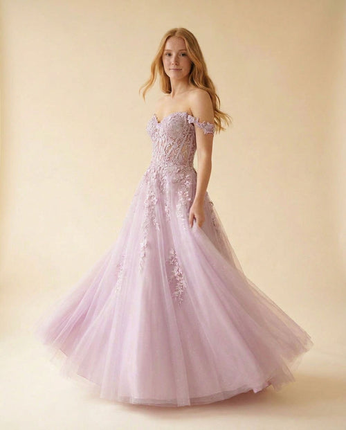 Robe de bal lilas à corset transparent brodé de fleurs, épaules dénudées et jupe de tulle ample vue de face.