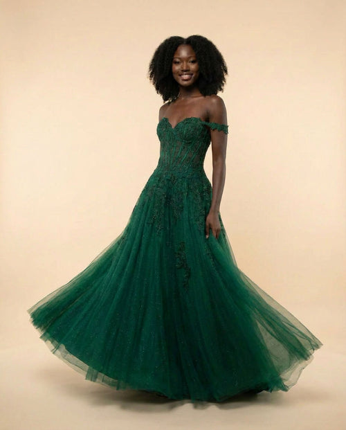 Robe de bal vert émeraude à bustier corset transparent orné de dentelle florale et jupe de tulle scintillant en cloche, vue de face.