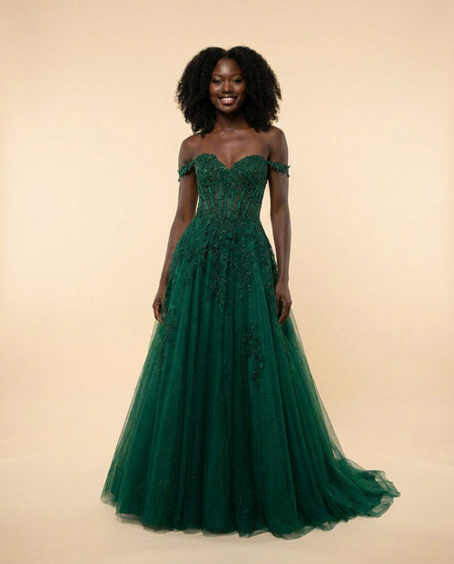 Robe de bal vert émeraude à bustier corset transparent orné de dentelle florale et jupe de tulle scintillant en cloche, vue de face.