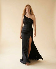Robe Noire Asymétrique