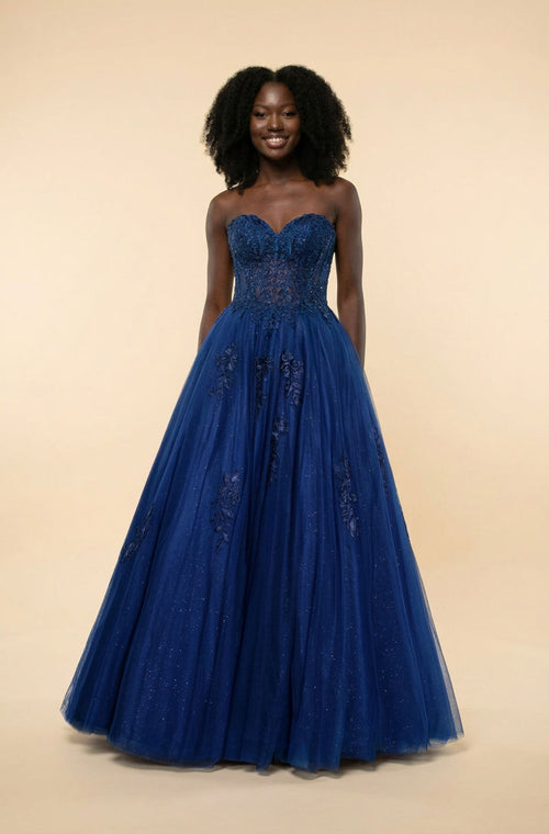 Robe de bal princesse bleu marine à bustier de dentelle florale, décolleté en cœur et jupe de tulle scintillante, vue de devant.
