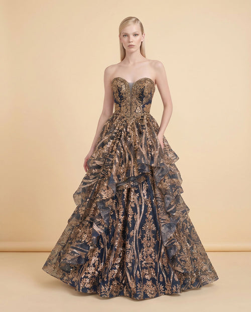 Robe de bal princesse bleu marine et or, bustier sans bretelles à décolleté cœur brodé et jupe ample à volants floraux scintillants.