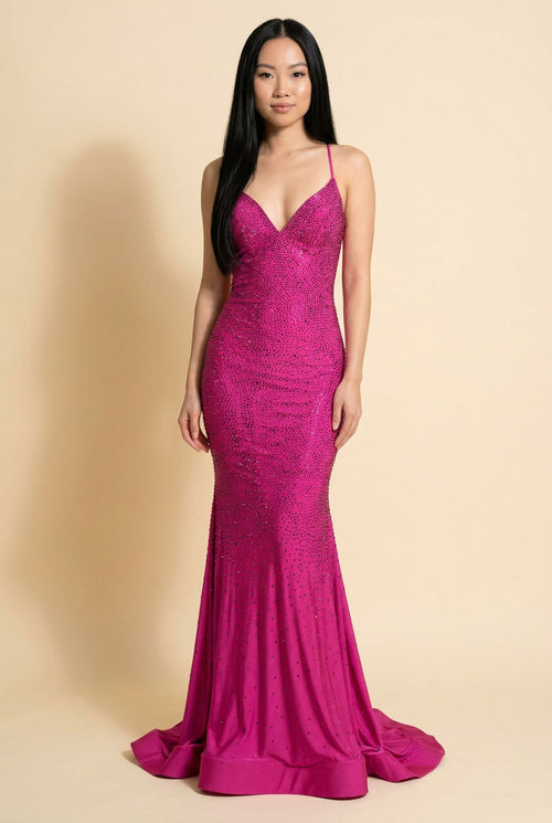 Femme portant une robe de bal sirène fuchsia à fines bretelles, décolleté en V et jupe scintillante à traîne.