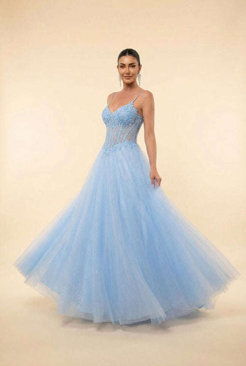 Robe de bal bleu ciel à bustier corset transparent avec dentelle florale et ample jupe de tulle pailleté, vue de face.