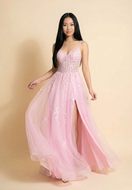 Robe de bal rose pâle à bustier corset transparent avec appliques florales, décolleté cœur, bretelles fines et jupe de tulle ample avec fente haute.