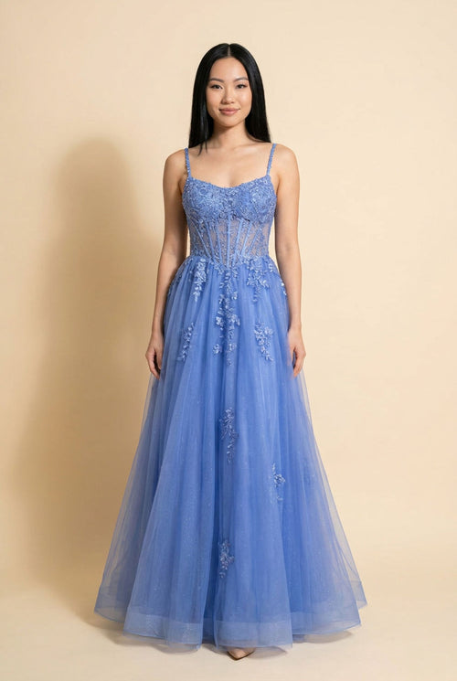 Robe de bal bleu pervenche à corset transparent baleiné, appliqués floraux et jupe de tulle ample.