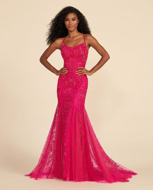Femme portant une robe de bal sirène rouge à bretelles fines, bustier brodé scintillant et jupe de tulle à traîne.