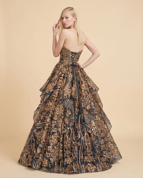 Robe de bal princesse bleu marine et or, bustier sans bretelles à décolleté cœur brodé et jupe ample à volants floraux scintillants.