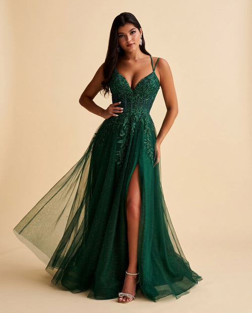 Robe de bal vert émeraude à bustier corset, décolleté cœur, broderie florale et jupe de tulle évasée avec fente haute.