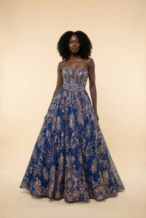 Femme portant une robe de bal bustier marine à décolleté cœur, ornée de broderies florales dorées, jupe princesse ample en tulle.