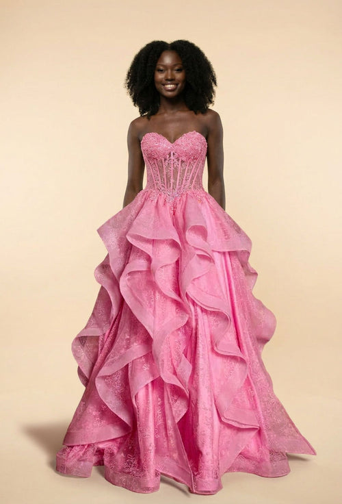 Femme portant une robe de bal rose bonbon à corset baleiné et décolleté cœur, jupe d'organza à volants cascadés.