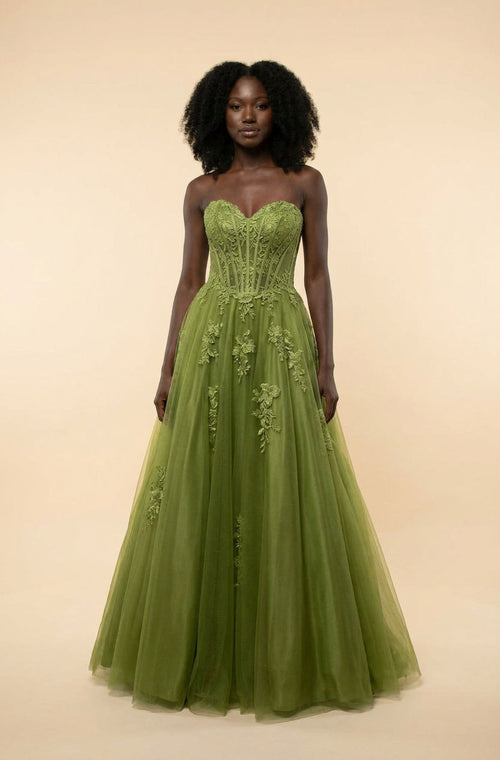 Femme portant une robe de bal corset à encolure en cœur avec jupe princesse en tulle vaporeuse ornée d'appliqués floraux.