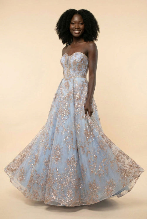 Robe de bal bustier sans bretelles bleu pâle ornée de broderie de paillettes or, à jupe de tulle ample, vue de devant.