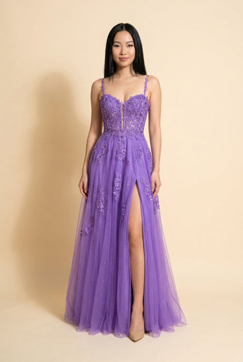 Femme portant une robe de bal violet à bretelles fines, bustier de dentelle fleurie, décolleté cœur, jupe de tulle évasée avec fente haute.