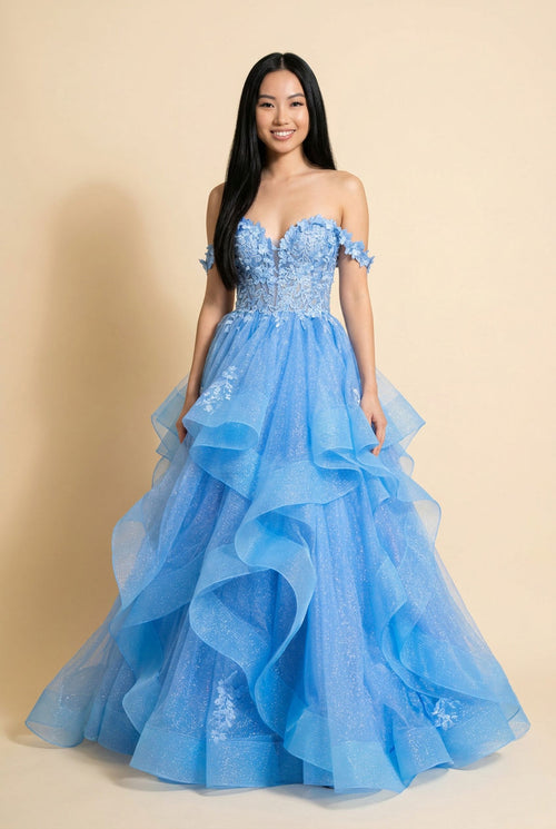 Femme portant une robe de bal bleu clochette à bustier de dentelle florale et jupe de tulle scintillant en étages froncés.