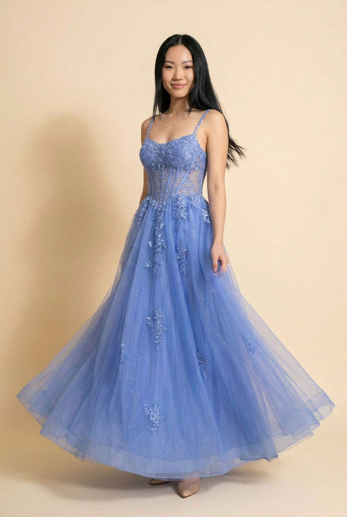 Robe de bal bleu pervenche à corset transparent baleiné, appliqués floraux et jupe de tulle ample.