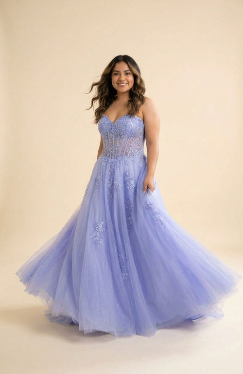 Robe de bal sans bretelles à bustier corset et décolleté cœur, jupe de tulle pervenche ornée d'appliqués floraux.