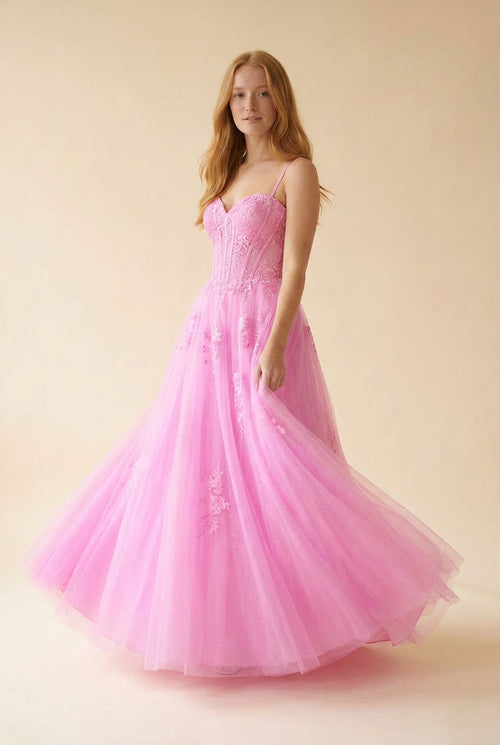 Robe de bal rose vif à corset baleiné, décolleté cœur et jupe de tulle princesse aux appliqués floraux.