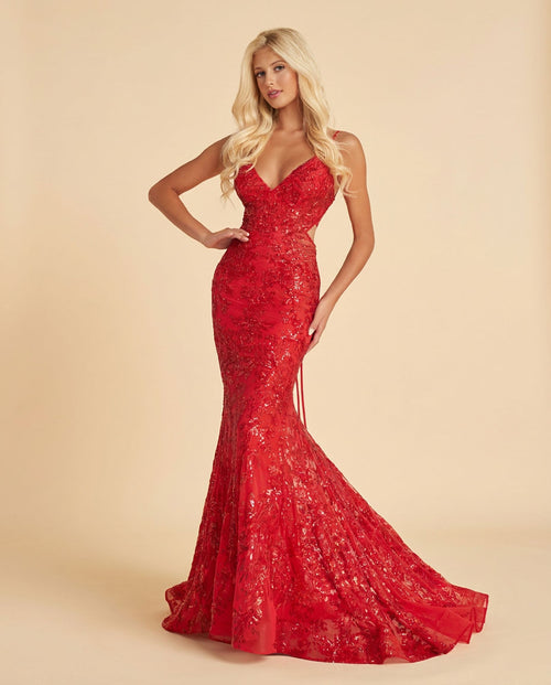 Femme portant une robe de bal sirène rouge à paillettes florales, décolleté en V et fines bretelles, avec traîne évasée.